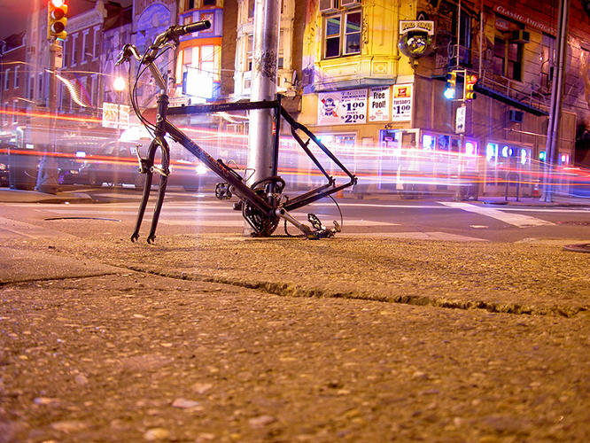 Fotografía artística de bicicletas abandonadas.