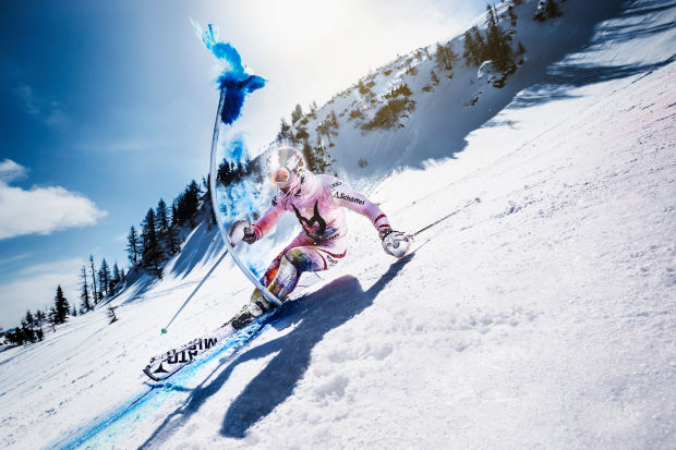 Impresionante descenso en esquí lleno de colores