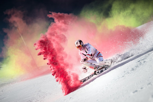 Impresionante descenso en esquí lleno de colores