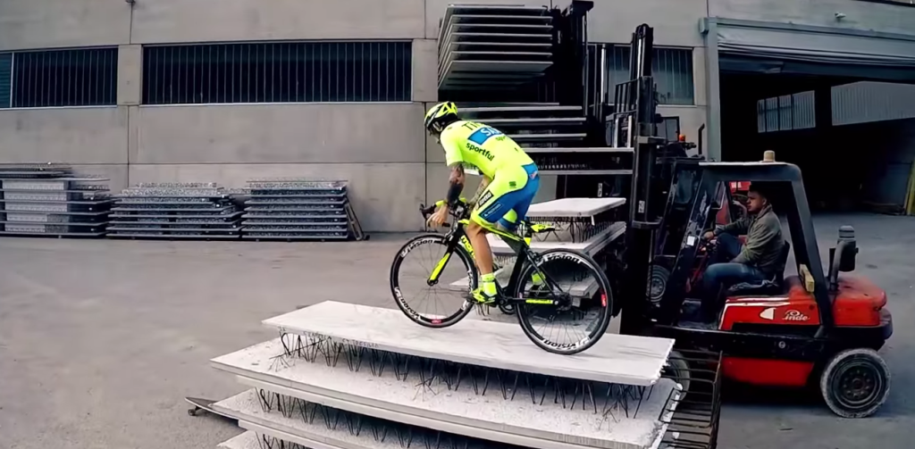 Parkour y ciclismo en un mismo video