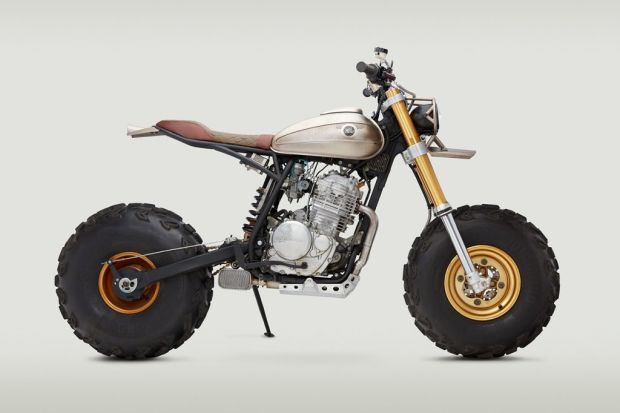 Un monstruo de motocicleta Honda XR650L de 1996