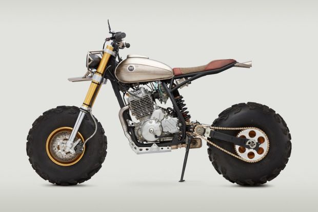 Un monstruo de motocicleta Honda XR650L de 1996