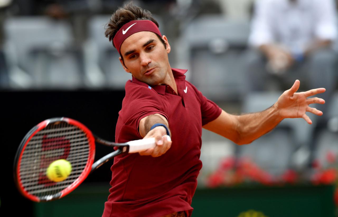 Switzerland's Roger Federer returns the ball to Germany's Alexander Zverev during the ATP Tennis Open tournament at the Foro Italico, on May 11, 2016 in Rome. / AFP PHOTO / TIZIANA FABI