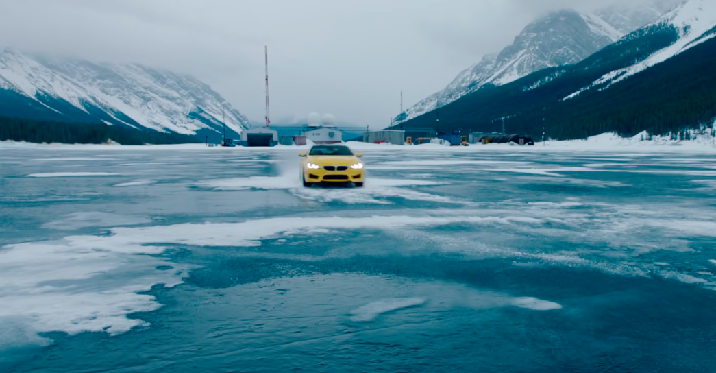 BMW M6 a toda velocidad en la tundra canadiense