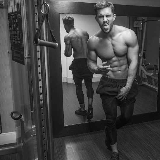 Motívate y logra tus metas fitness con los hombres del gym