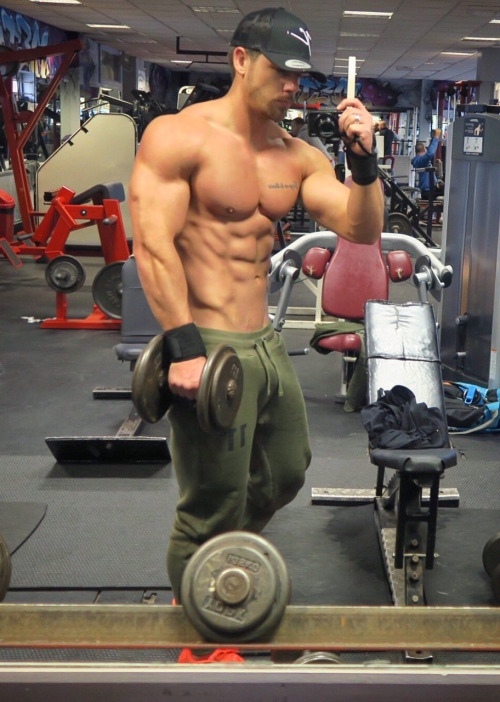 Los hombres fitness se ven así cuando entrenan duro - Gimnasio Músculos