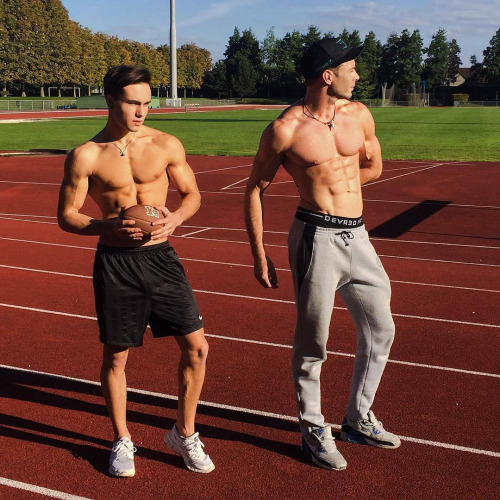 Hombres fitness del gimnasio y la vida - correr