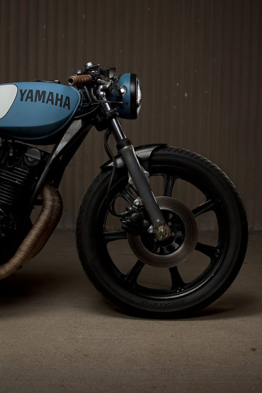 Random post para un sexy viernes - Motocicleta Yamaha Retro