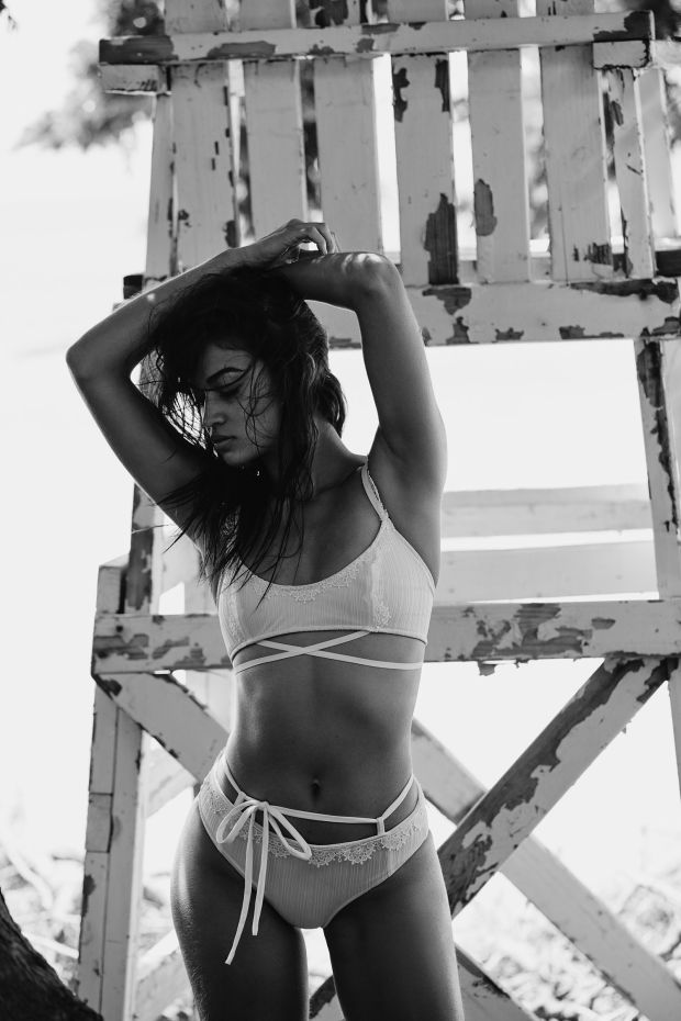 Un día en la playa con Shanina Shaik la sexy modelo australiana