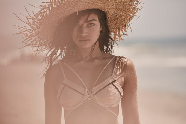 Un día en la playa con Shanina Shaik la sexy modelo australiana