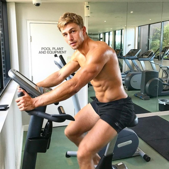 Motivación con los hombres más fit del gym
