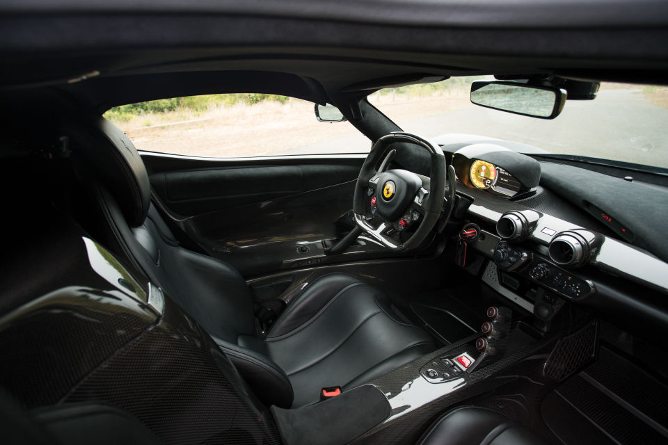 Ferrari LaFerrari en color negro es simplemente impresionante