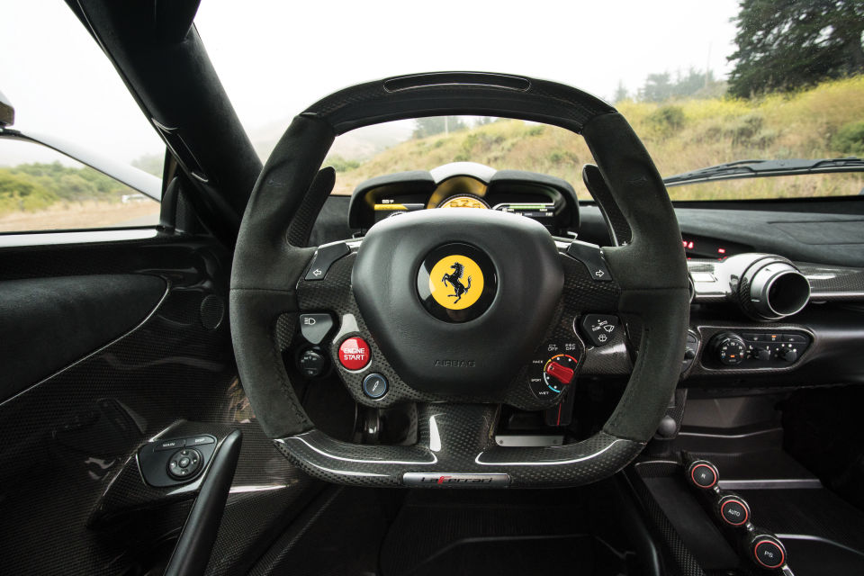 Ferrari LaFerrari en color negro es simplemente impresionante