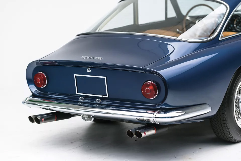 Azul y perfecto Ferrari 250 GT Berlinetta Lusso de 1964