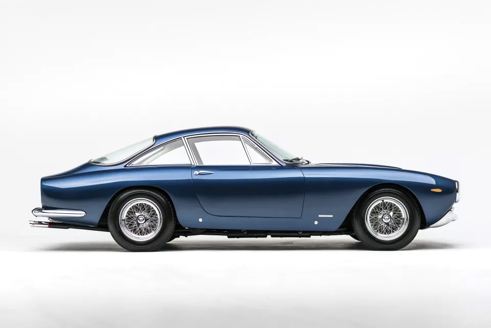 Azul y perfecto Ferrari 250 GT Berlinetta Lusso de 1964
