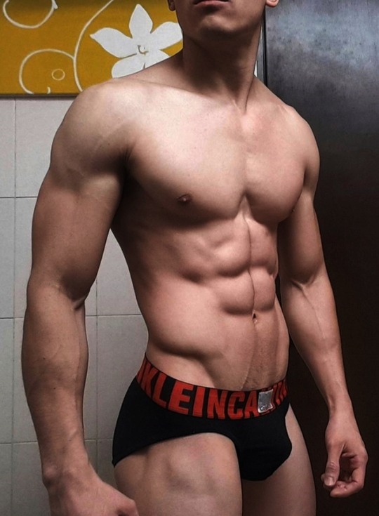 Marcado y en forma el hombre del gimnasio está aquí