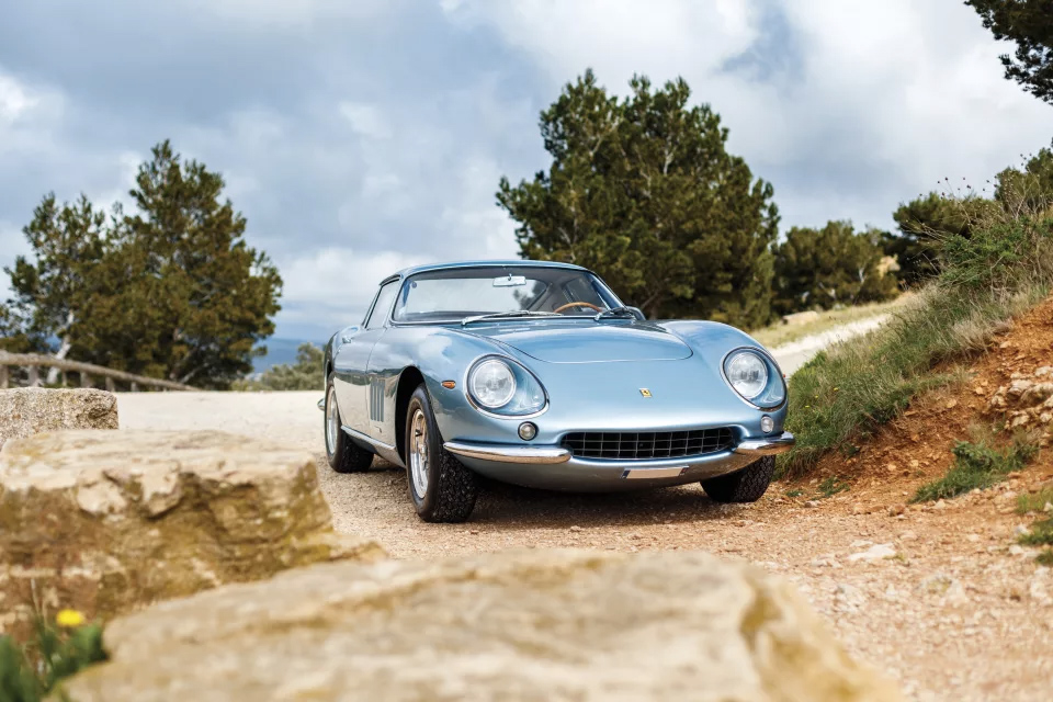 Ferrari 275 GTB 1966 clásico único para destrozar el asfalto