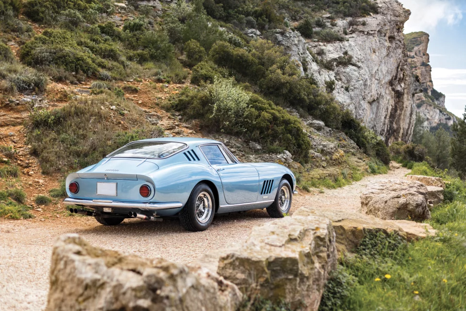 Ferrari 275 GTB 1966 clásico único para destrozar el asfalto