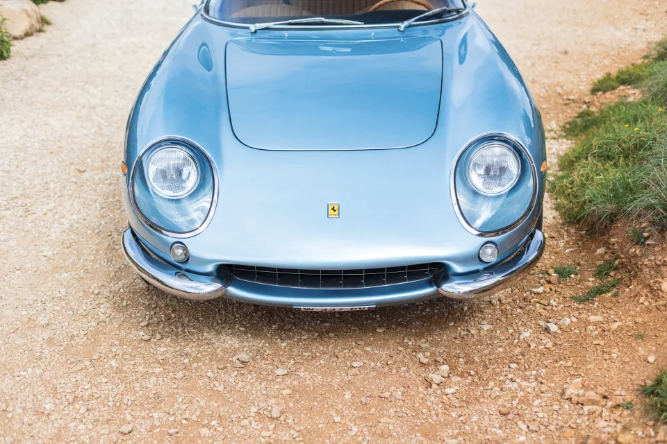 Ferrari 275 GTB 1966 clásico único para destrozar el asfalto