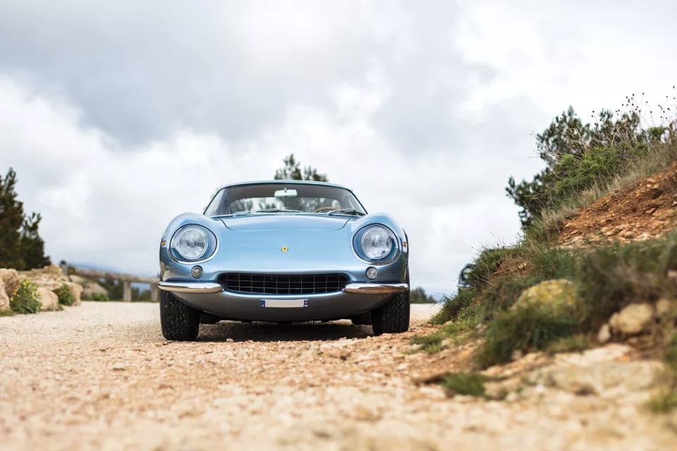 Ferrari 275 GTB 1966 clásico único para destrozar el asfalto