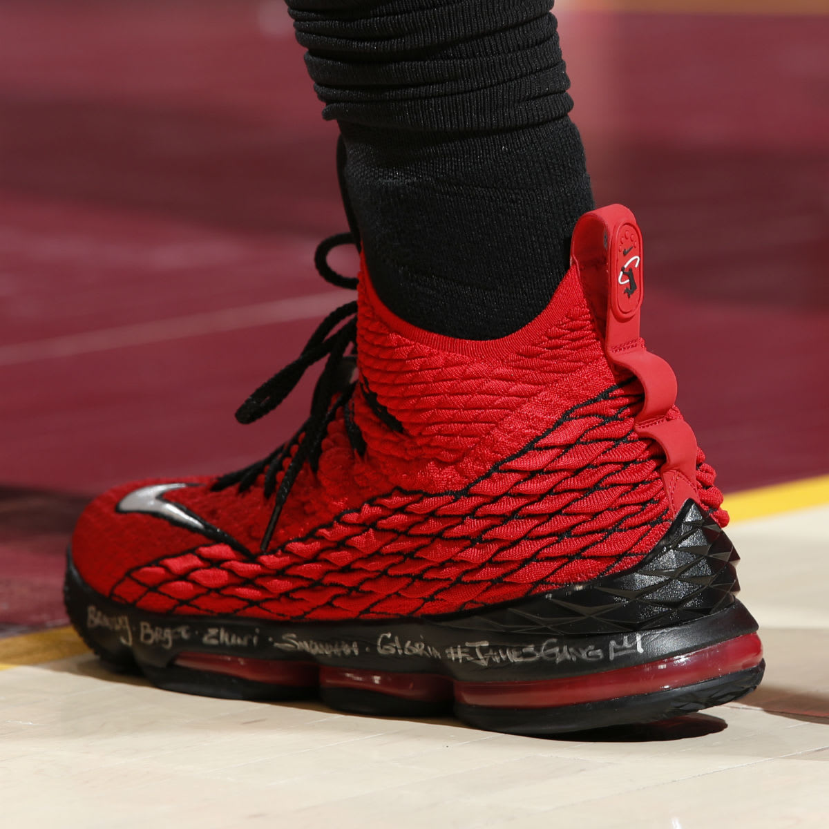 Increíbles Nike Lebron 15 rojos - Nike, basketball y Lebron James