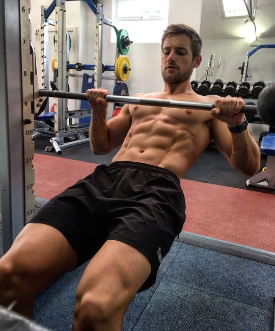 Abdomen marcado de los hombres más fit del gym