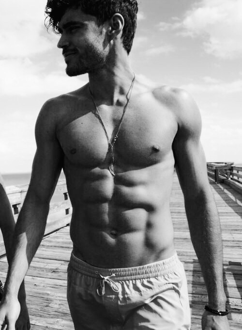 Los mejores abs de los hombres más fit del gym