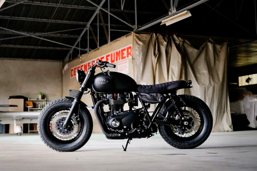 Triumph Bonneville T120  totalmente en negro