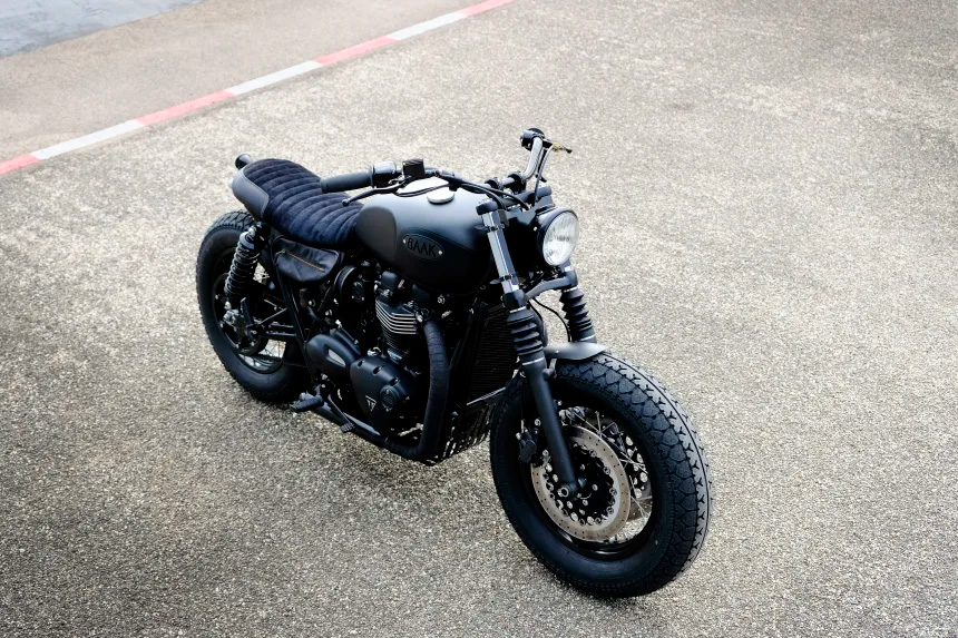 Triumph Bonneville T120  totalmente en negro