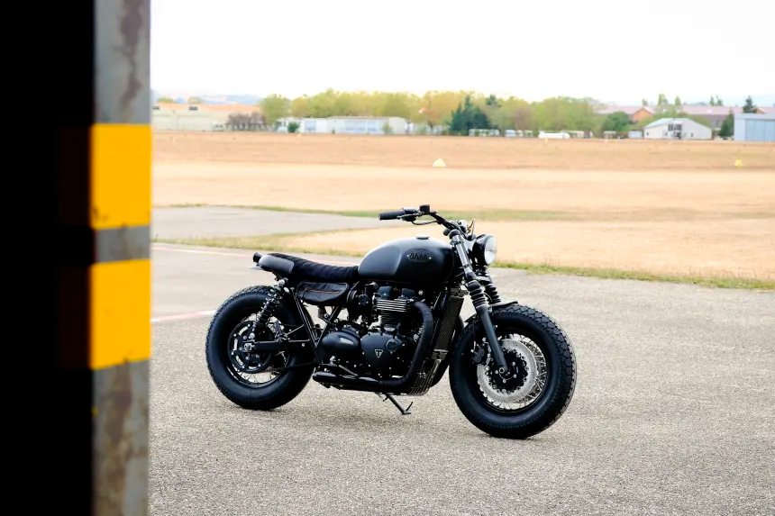 Triumph Bonneville T120  totalmente en negro