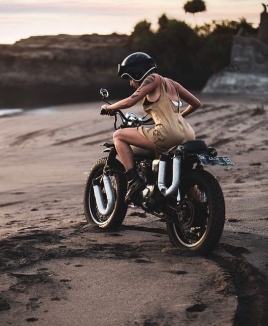 Playa y moto