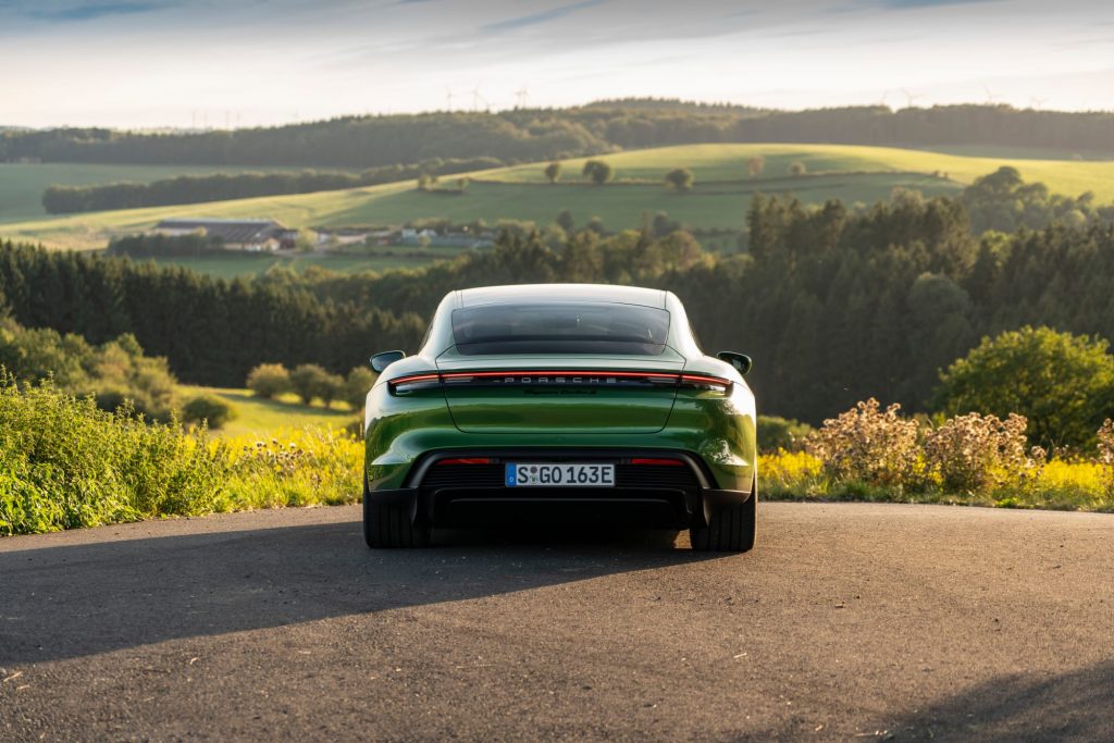 El completamente eléctrico Porsche Taycan 2020 se ve así