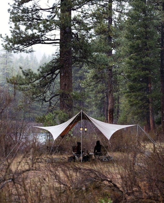 Campamento y lluvia