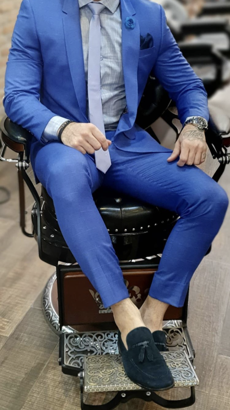 traje azul, moda hombre