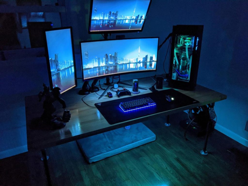 Oficina gamer con tres monitores o más