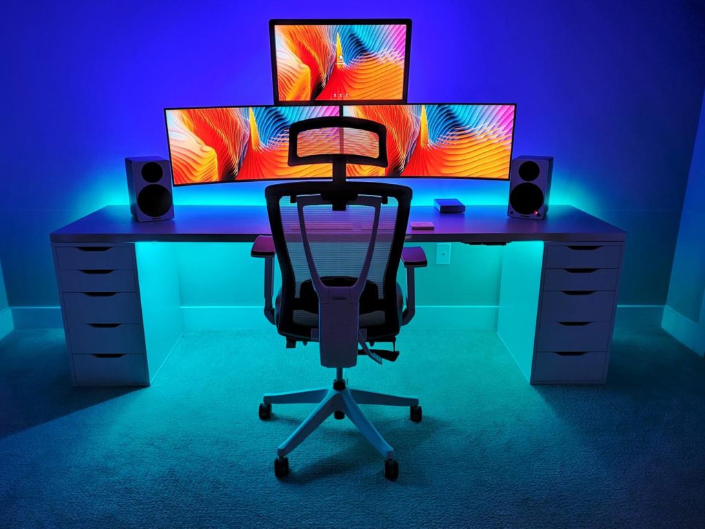 Oficina gamer con tres monitores o más