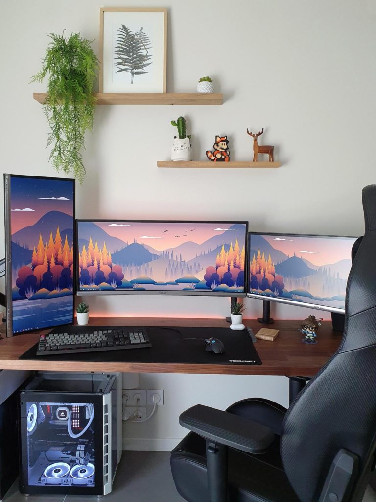 Oficina gamer con tres monitores o más