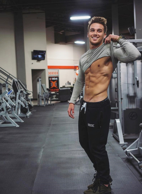 Músculos marcados y definidos la meta de los hombres fitness - Gym