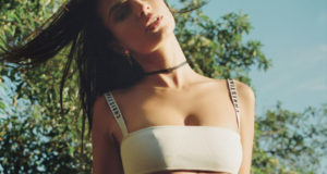 Emily Ratajkowski en un sexy video retro